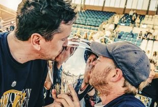 'De Spor XL: kleine jongens dromen groot' (Play)