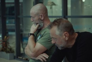 Tom Waes en Fly in 'Kamp Waes' (VRT)