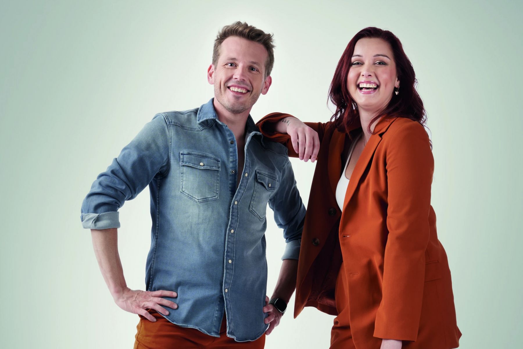 In Das Dikke Liefde springen Lotte Vanwezemael en Servaas Bingé voor vier koppels in de bres TVvisie vrouw 1800x1200 foto In Das Dikke Liefde springen Lotte Vanwezemael en Servaas Bingé voor vier koppels in de bres TVvisie foto foto