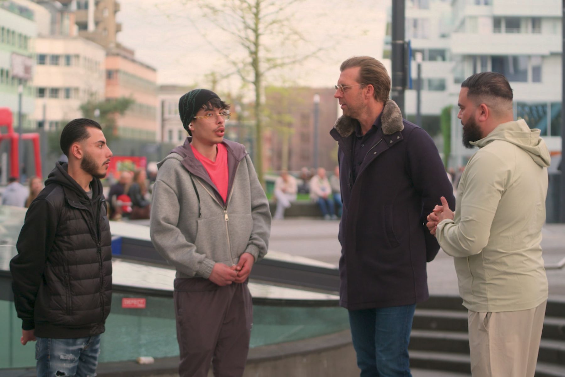 Rutger Castricum legt het label 'buitenlander' onder de loep in nieuwe PowNed serie 'Rutger & de Bui