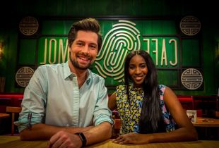 'Café De Mol' met Élodie Ouédraogo en Gilles Van Bouwel op VIER