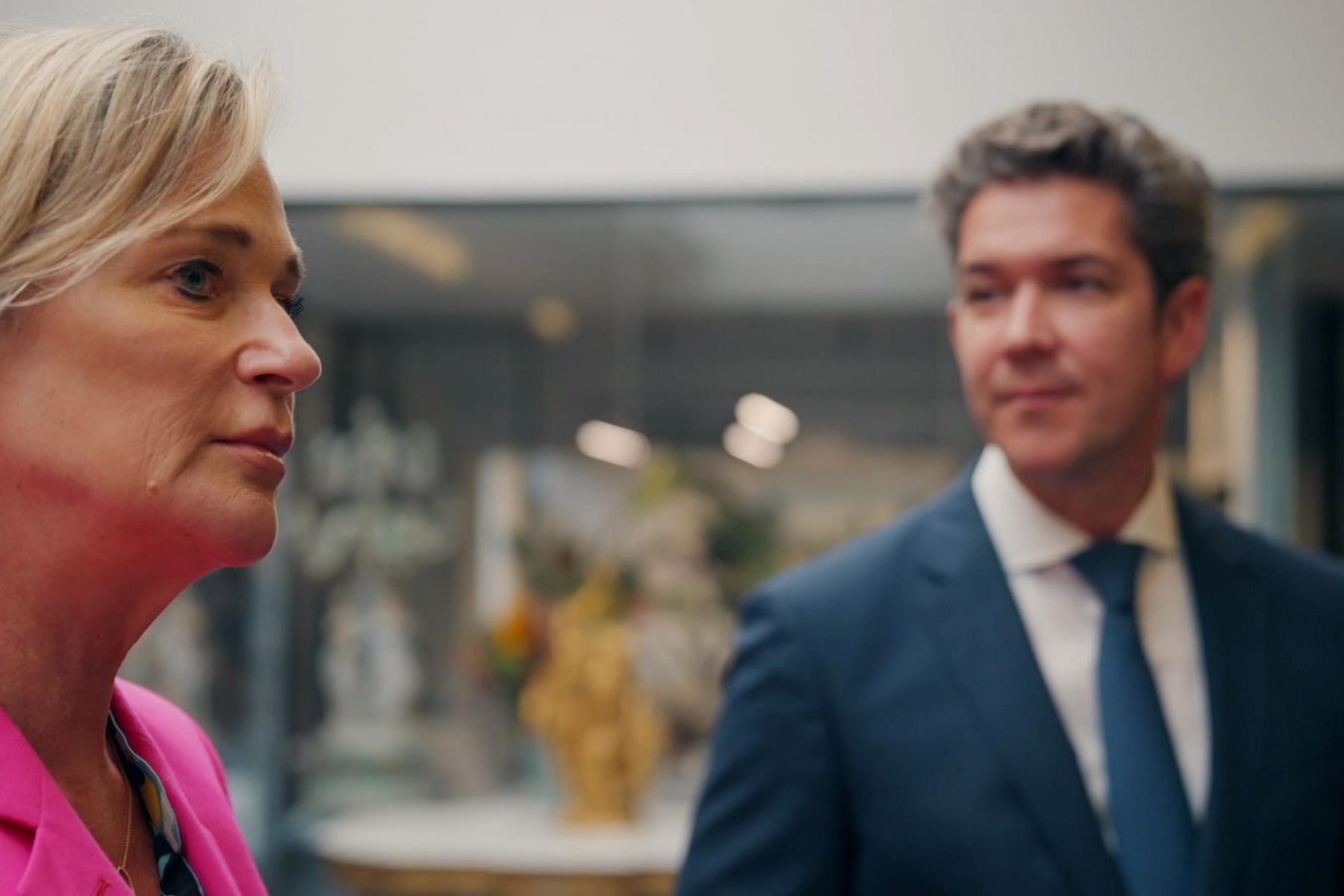 Openhartige prinses Delphine op bezoek in het veilinghuis van Carlo ...