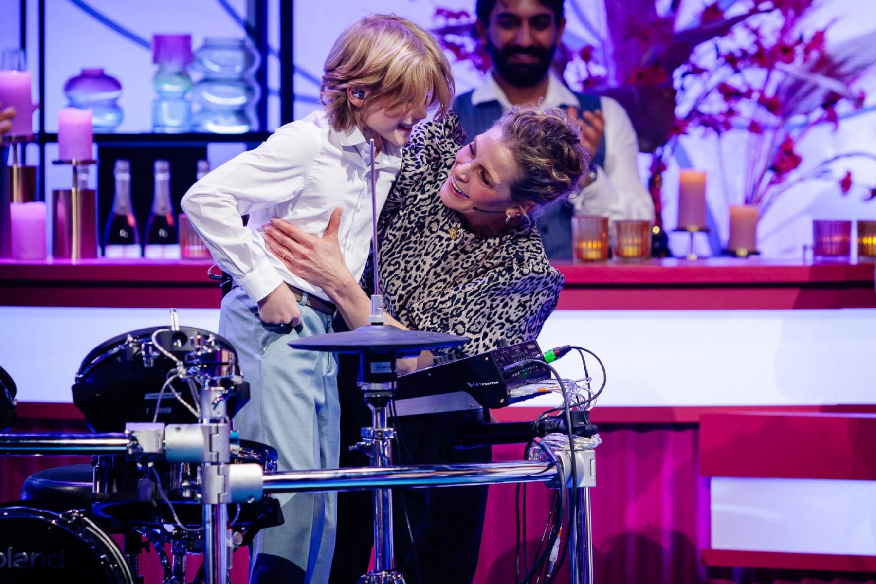 Dina Tersago verrast door haar zoontje Isak aan de drums in 'JAMES & co ...