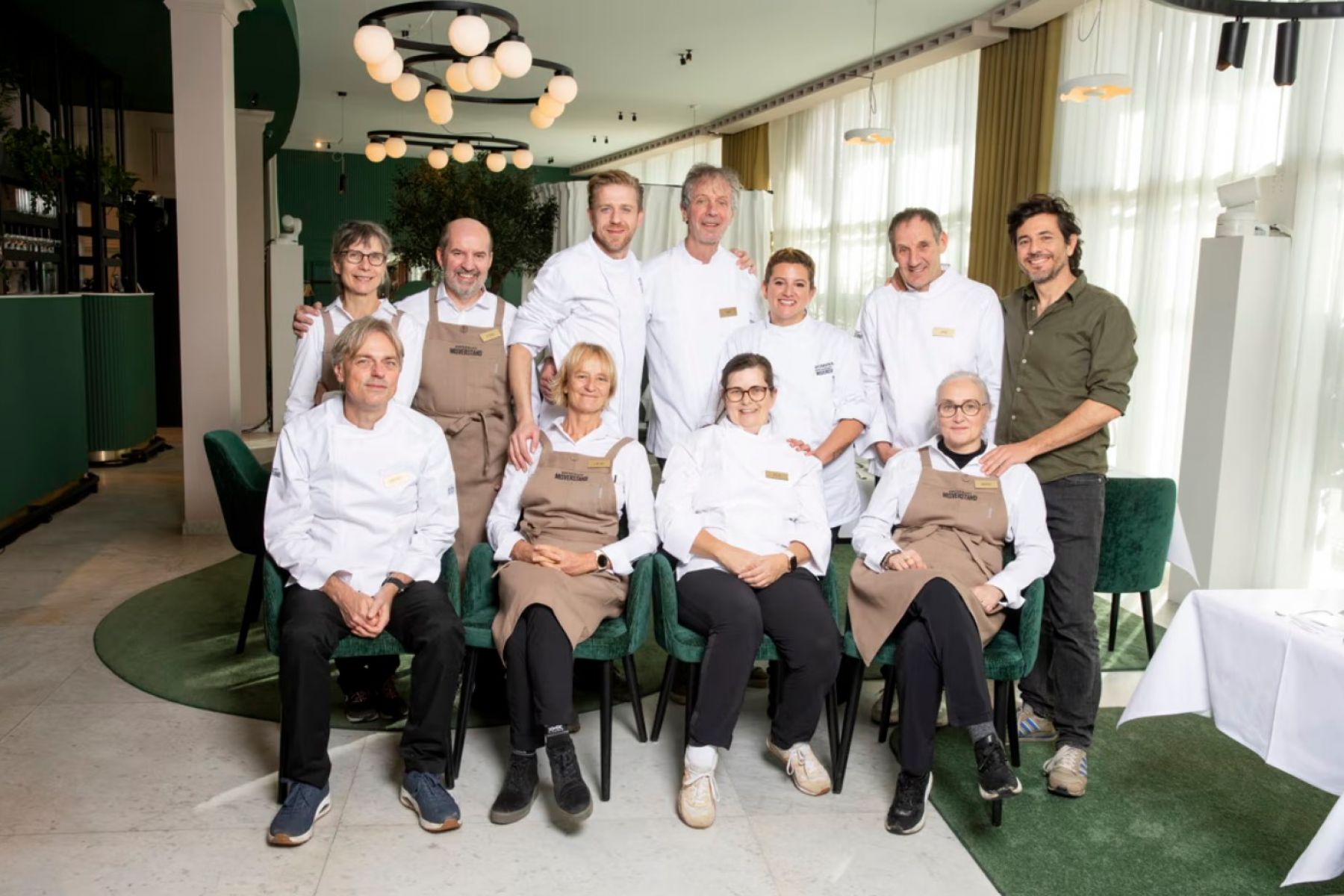 Восемь новых сотрудников открывают ресторан Misverstand Aan Zee вместе с Дитером Куппенсом